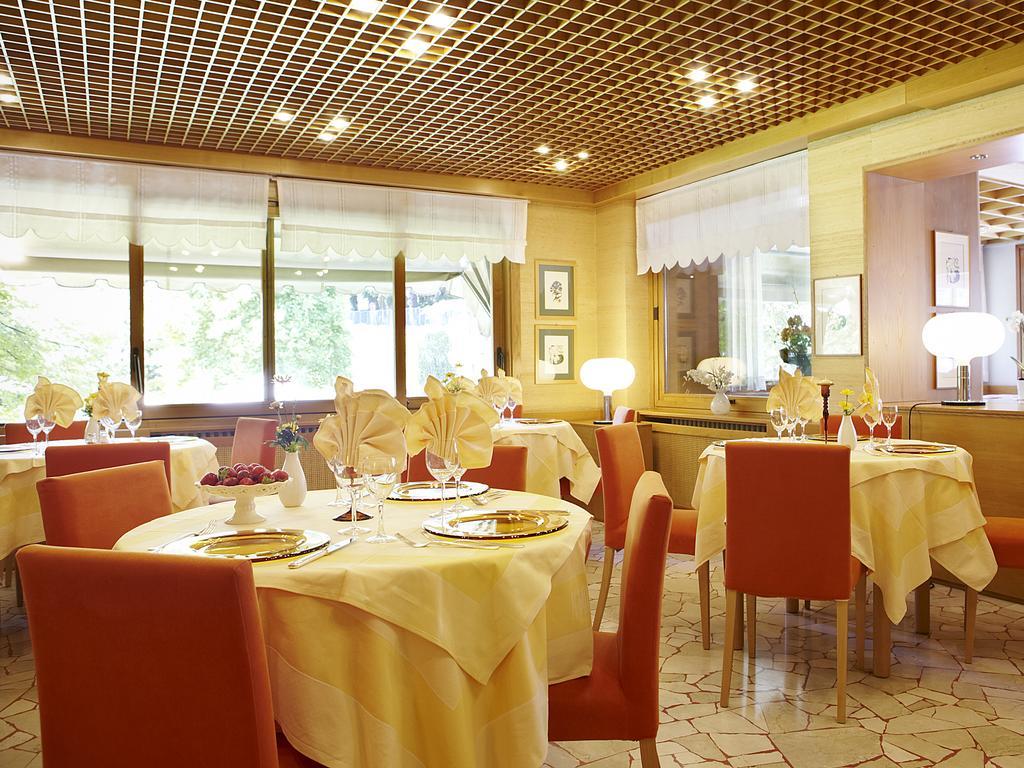 Albergo Milano Snc Lanzo dʼIntelvi Exterior foto